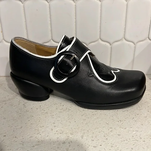 NWOB John Fluevog Tori heart black Choice Buckle Shoe - Picture 2 of 6